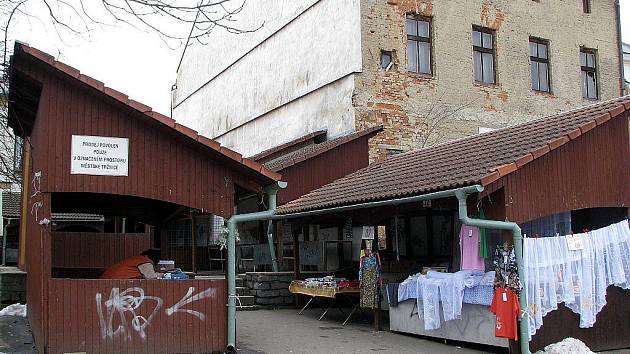 Oderská tržnice krátce po zimě nenabízela moc přívětivou tvář. Otevřené stánky, které se staly němými svědky šílenství grafitových maniaků, by měly nahradit nové, uzamykatelné.