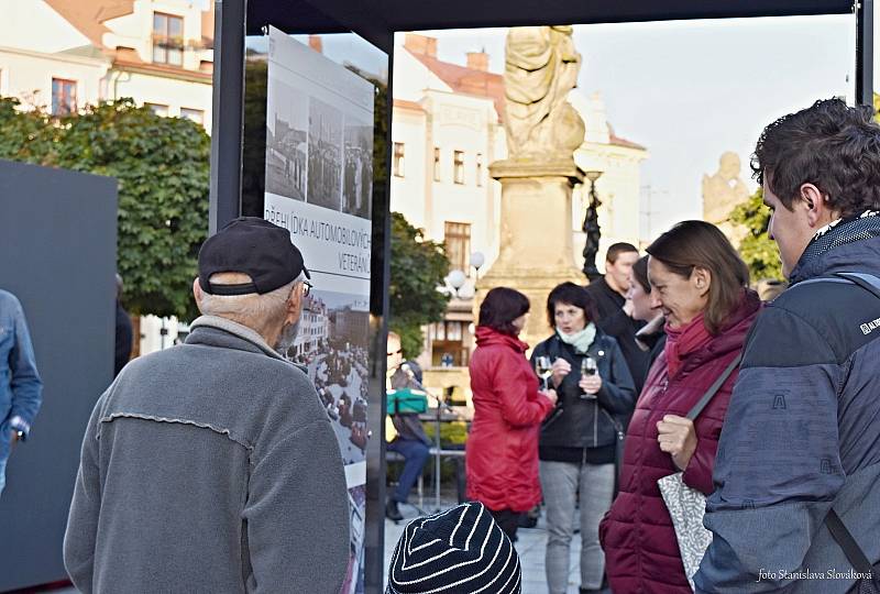 Tři nové výstavní panely jsou od pondělního odpoledne na Náměstí Sigmunda Freuda v Příboře. Jejich součástí je výstava s názvem Život v historickém centru.