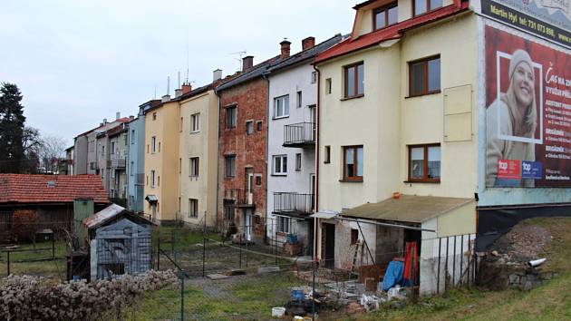 Muž, který skladoval čtyřicet let odpad v Žižkově ulici v Novém Jičíně, se nedávno nastěhoval do bytového domu v Šenově u Nového Jičína.