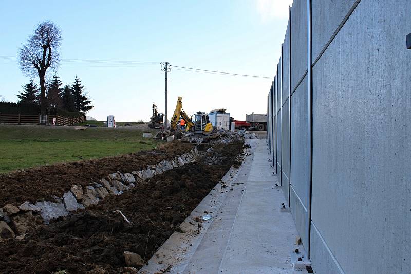 Součástí obchvatu obce Skotnice je také 150 metrů dlouhý tunel procházející Prchalovem.