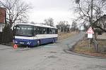 Rozbitý autobus ve Starojické Lhotě a další autobus nad korytem potoka v Bílovci. Čtvrtek 1. a pátek 2. března byly pro autobusy na Novojičínsku smolnými dny.