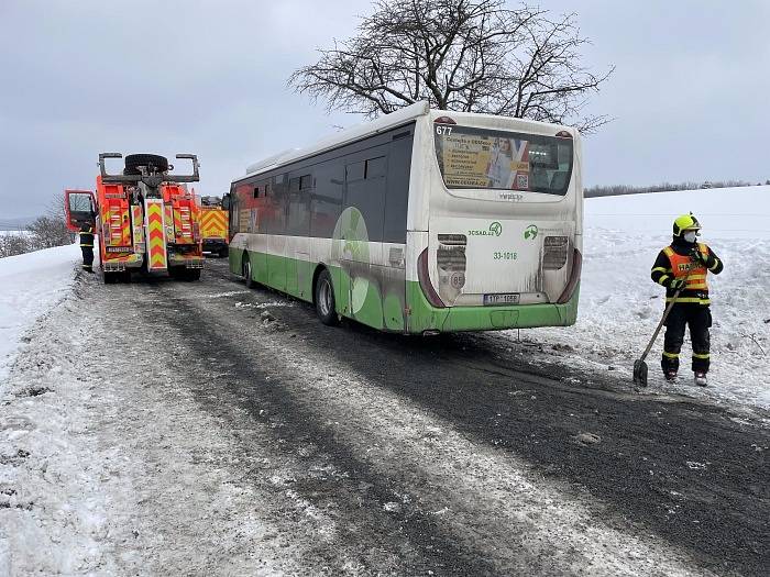 Zapadlý autobus a záchrana pasažérů a řidiče v Tiché na Novojičínsku. Neděle 14. února.