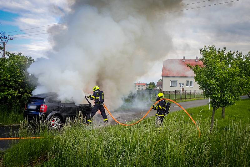 Hasiči svým rychlým zásahem dostali požár osobního automobilu pod kontrolu během pár minut za pomoci jednoho vodního proudu, celková likvidace požáru jim pak zabrala dalších 20 minut.