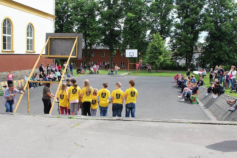 Kristýnka lyžuje na monoski. Premiérový benefiční běh, který pořádala skupina žáků Smajlíci ze Základní školy T. G. Masaryka v Bílovci, jí má pomoci v jejím sportovním snažení.