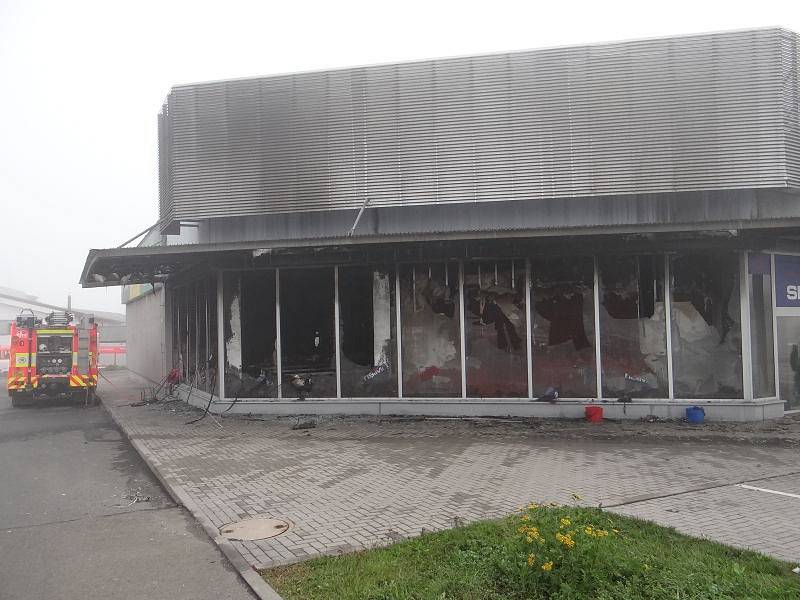 Tři jednotky dobrovolných hasičů – z Kopřivnice, Studénky a Starého Jičína – dohašovaly v pondělí 26.9.2016 dopoledne poslední zbytky ohně v poničeném obchodním středisku v Kopřivnici ve Štefánikově ulici vedle Kauflandu.