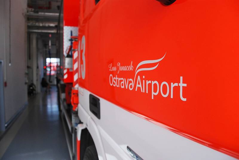 Zcela nové Integrované výjezdové centrum na Letišti Leoše Janáčka v Ostravě už slouží hasičům a zdravotnickým záchranářům.