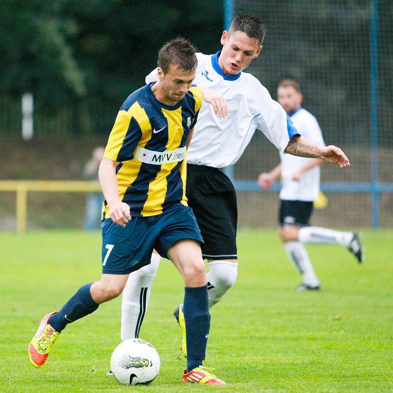 Novojičínský Pelán v souboji s Cudrákem z opavského béčka. Po utkání se mohl radovat Cudrák, opavská rezerva se i díky jeho trefě mohla radovat z vítězství.