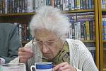 Vlasta Urbánková, která již několik let pobývá v Domově Hortenize ve Frenštátu pod Radhoštěm, oslavila své 104. narozeniny .