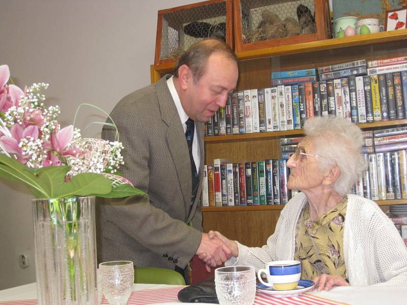 Vlasta Urbánková, která již několik let pobývá v Domově Hortenize ve Frenštátu pod Radhoštěm, oslavila své 104. narozeniny. 