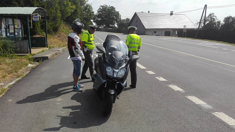 Policisté rozdávali motorkářům reflexní šle.