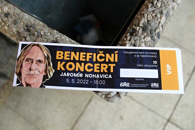 Lidé přicházejí na benefiční koncert Jaromíra Nohavici, 5. května 2022, Bílovec.