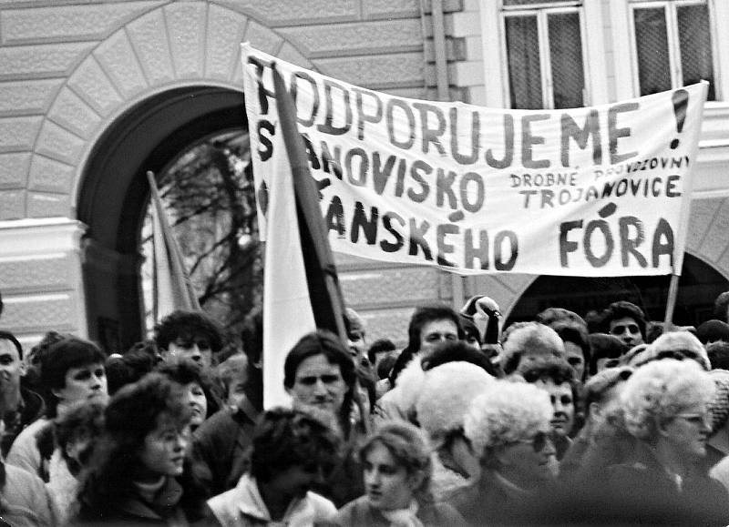 Manifestační generální stávky ve Frenštátě pod Radhoštěm se zúčastnili také lidé z Trojanovic.