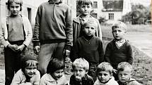 Fotografie jakubčovických dětí pořízená v sedmdesátých letech minulého století.