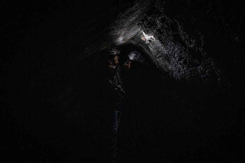 Ve Flascharově dole v Odrách přes zimní měsíce hibernují netopýři. Na snímku průvodce Martin Lazecký.