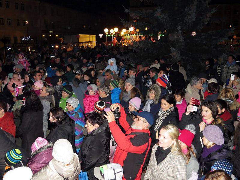 Vánoční strom se rozzářil v sobotu v podvečer také na náměstí ve Fulneku.