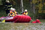 Cvičení hasičů záchrany tonoucích osob na vodní nádrži Vítovka nedaleko Oder. 