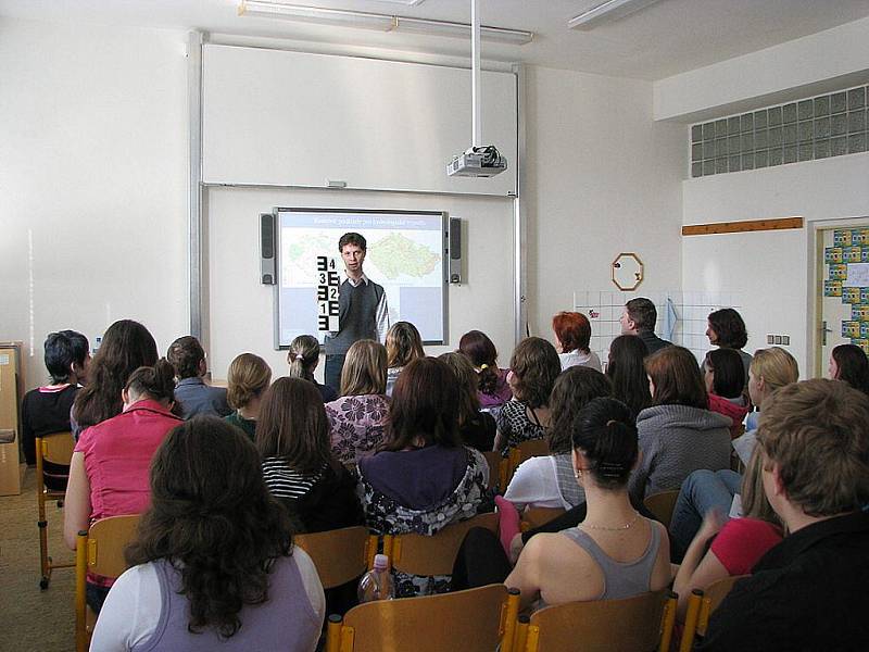 Obchodní akademie v Šenově u Nového Jičína se zapojila do celostátního projektu Člověka v tísni Světová škola. Studenti zde hovořili také o loňských povodní.