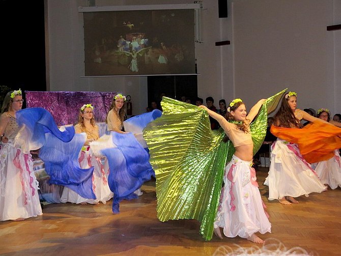 Taneční parket ve velkém sále Kulturního domu Příbor rozvířili o první květnové sobotě tanečníci.