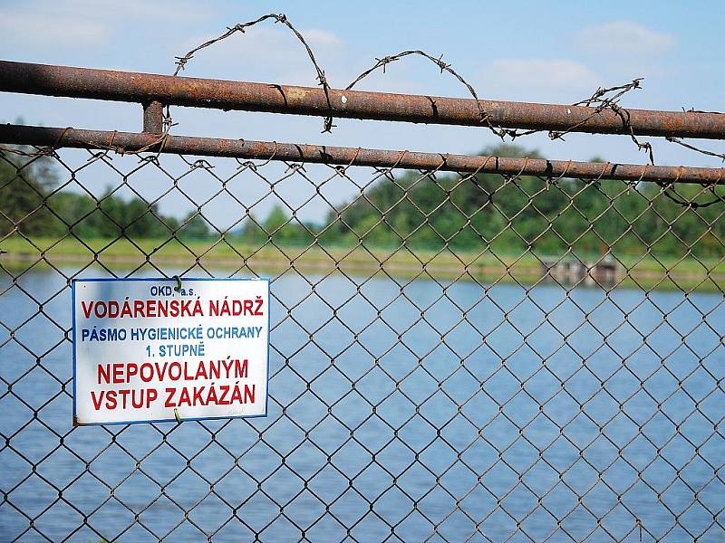 V některých částech Frenštátu pod Radhoštěm nemají lidé již dva měsíce pitnou vodu, protože nádrž Lubina je po sesuvu půdy znečištěná.