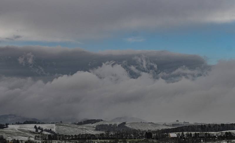 Slunce, sníh, vítr, Lysá hora a Beskydy. Ilustrační foto.