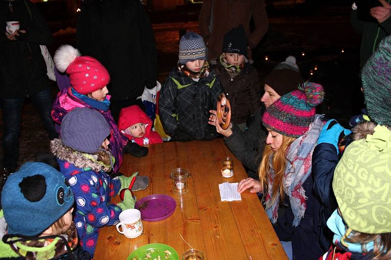 Adventní spirálu vytvořilo ve čtvrtek na náměstí ve Fenštátě pod Radhoštěm členové Dětského klubu na trojanovské pasece.