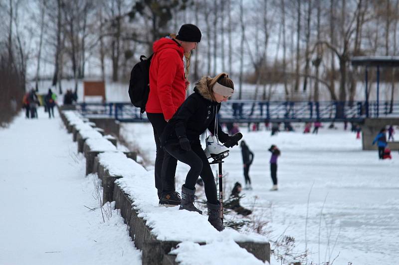 Desítky lidí využily ledu na přehradní nádrži Větřkovice u Kopřivnice a vyrazily si v úterý 16. února odpoledne zabruslit. Pár odvážlivců se také vykoupalo.