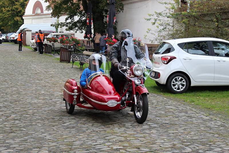 Desítky majitelů automobilových a motocyklových veteránů se sjely do areálu zámku v Kuníně, aby odtud vyrazily na 9. ročník Svatováclavské vyjížďky.