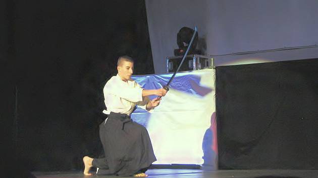 Šestý ročník přehlídky Schody zahájilo vystoupení kopřivnického dojo Aikido pod vedením Marcela Moučky.