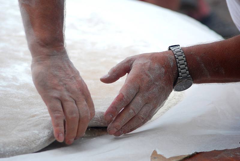 Gigantické Štramberské ucho se peklo o první červnové sobotě odpoledne.  Foto: Deník/Adam Knesl