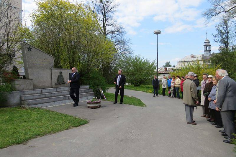 Několika akcemi si ve Studénce v sobotu 2. května připomněli 70. výročí ukončení druhé světové války. Vedení města nejprve položilo věnce u pomníků ve Studénce-Butovicích a v zámecké zahradě.