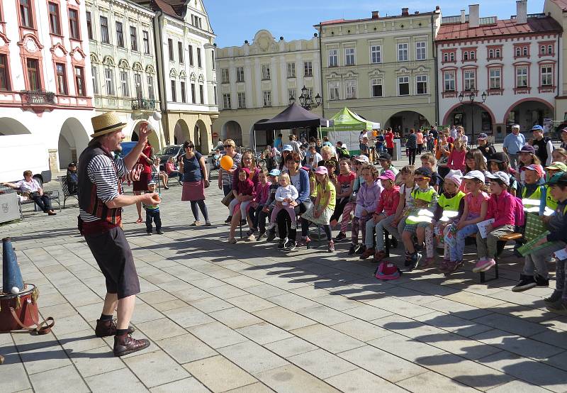 Stovky dětí zavítaly v pátek 26. dubna na Masarykovo náměstí a do parku k Žerotínskému zámku v Novém Jičíně k oslavám Dne Země.