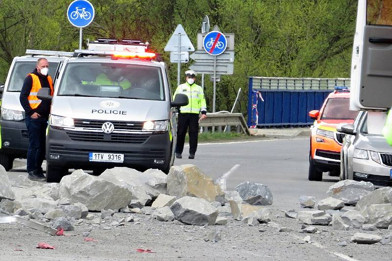 Dva lidé zemřeli v pondělí 3. května 2021 odpoledne při dopravní nehodě ve Studénce. Kamion se převrátil poté, co mu praskla levá přední pneumatika a korba s nákladem kamenů se dostala do protisměru, kde v tu chvíli jelo dodávkové vozidlo.