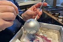 Město klobouků má i docela dlouhou tradici zdobení vánočních ozdob, dnes v ní pokračuje firma Lyra Decor, 13. 11. 2025.