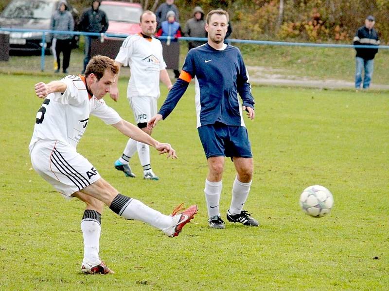 Kopřivnice v čele s kapitánem Michalem Mičkou (v tmavém) zaskočila Veřovice a po vítězství 3:1 se posunula už na třetí místo tabulky.