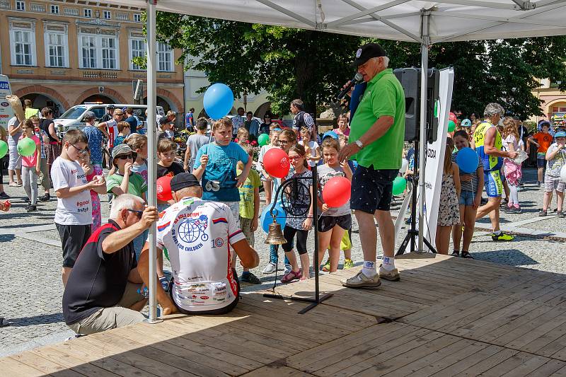 Cyklojízda Nadace Josefa Zimovčáka - Na kole dětem 2019 se ve středu 5. června zastavila také ve Frenštátě pod Radhoštěm.