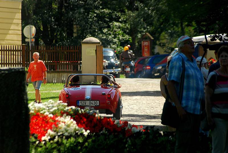 Krása automobilových veteránů v zámecké zahradě.