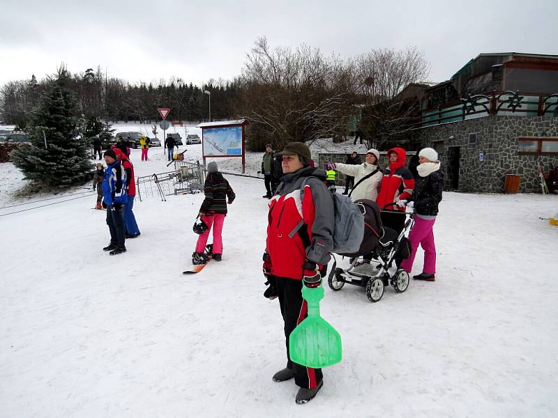Víkendové lyžování v areálu Heipark v Tošovicích. Dlouhá fronta lidí a zaplněné parkoviště napovídalo, že se zimní sezona konečně naplno rozjela.