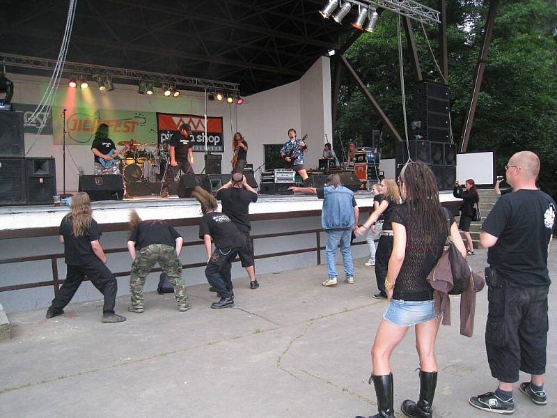 Jičínfest připravil bohatý program pro vyznavače rocku, metalu i dalších méně známých hudebních žánrů. Začátkem festivalu doprovázela skupina Be Fading Fast z Nového Jičína či studénecké uskupení Slow Tension.