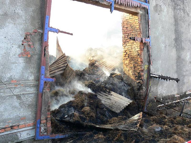 Při požáru stodoly z neděle na pondělí 17. října v Bartošovicích-Hukovicicíh uhořeli tři mladí býčci. Předběžně vyčíslená výše škody činí jeden a půl milionu korun.