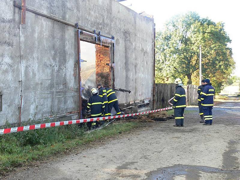 Při požáru stodoly z neděle na pondělí 17. října v Bartošovicích-Hukovicicíh uhořeli tři mladí býčci. Předběžně vyčíslená výše škody činí jeden a půl milionu korun.