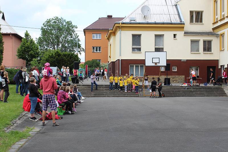 Kristýnka lyžuje na monoski. Premiérový benefiční běh, který pořádala skupina žáků Smajlíci ze Základní školy T. G. Masaryka v Bílovci, jí má pomoci v jejím sportovním snažení.