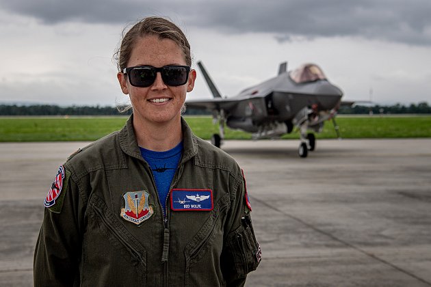 Přílet letounů F-35A Lightning II Demonstration TeamTeam vzdušných sil USA, 14.září 2023, Mošnov. pilotka Kristin „Beo' Wolfe.