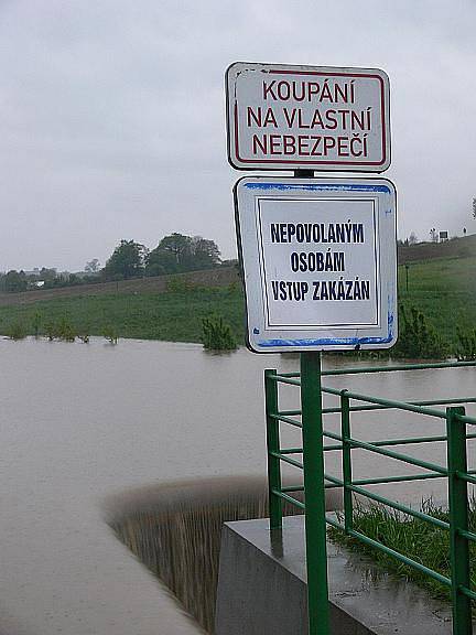 Zádržná přehrada pod Starým Jičínem ve 20 hodin v neděli 16. května.