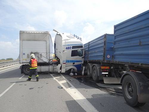 Dvě jednotky hasičů z Bílovce zasahovaly ve středu kolem poledne u nehody dvou nákladních automobilů Man, které se střetly na mostě nad dálnicí D1 u Bravantic.