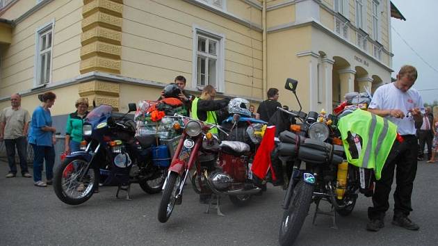 Čtyři odvážlivci vyrazili v pátek 5. července dopoledne z obce Tichá na Novojičínsku na čtyřicetidenní pouť na třech motocyklech značky Jawa.