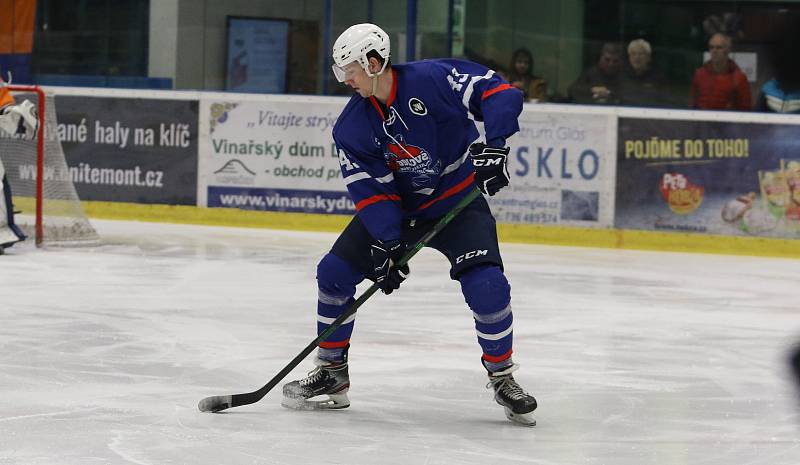 Hodonínští hokejisté (oranžové dresy) ve 29. kole východní skupiny druhé ligy prohráli doma s Novým Jičínem 2:3. Foto: Jan Zahnaš