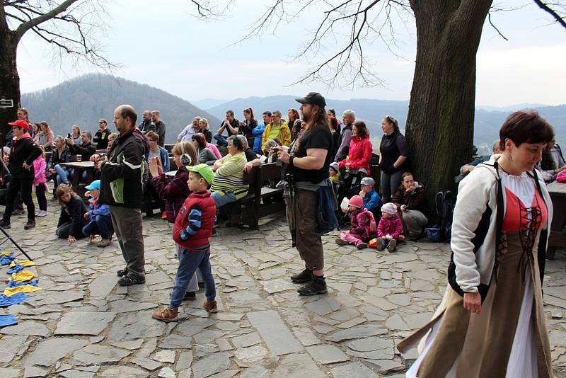 Hrad Štramberk s věží Trúba otevřel v sobotu 7. dubna své brány veřejnosti. Zahájení sezony se neobešlo bez šermířských soubojů.