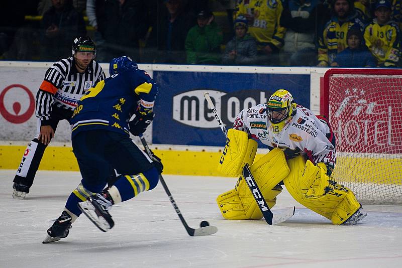 Hokejisté Přerova (v modrém) porazili v domácím derby Prostějov 4:3 po samostatných nájezdech. Zdeněk Čáp vs. Tomáš Štůrala. Foto: Deník/Jan Pořízek