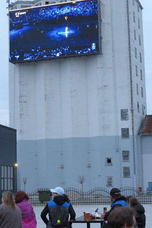 Fanoušci si nenechali ujít první zápas Českých hokejistů na MS. V pátek 1. května večer se vypravili do Fan Zony v areálu Autocentra Lukáš v Novém Jičíně.