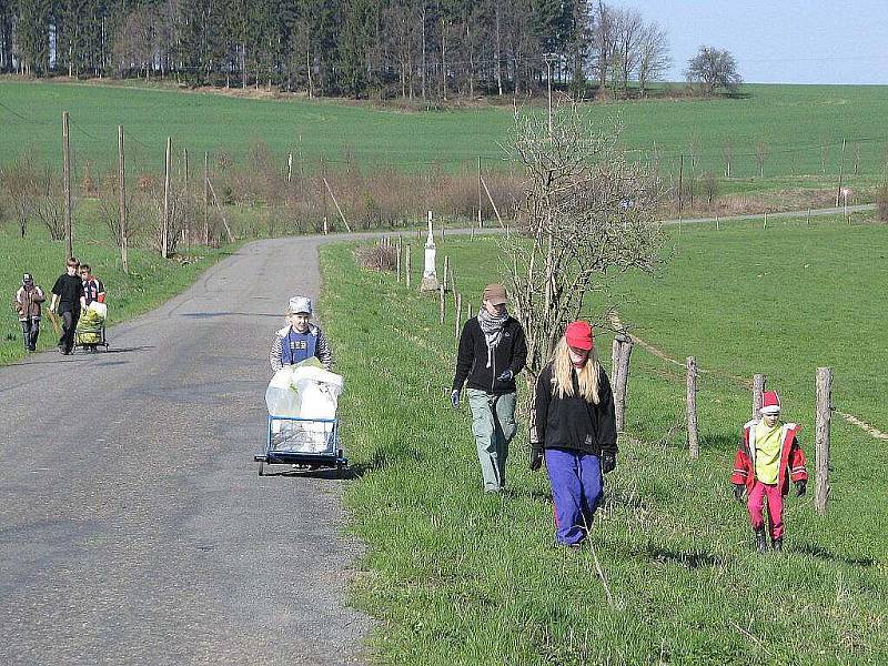 Děti z Heřmanic u Oder uklízely odpadky kolem silnice i rybníka, potom sadily stromky.